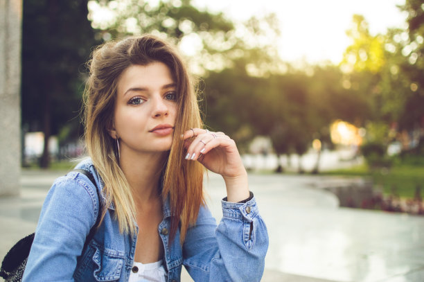 美丽的白人女孩在公园里摆姿势