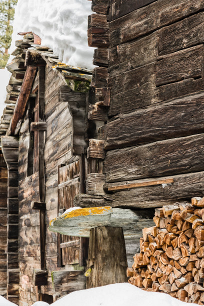 古老的坚硬的落叶松木屋在泽马特镇，瑞士