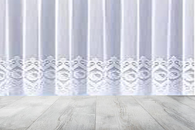 模糊的白色窗帘前的空木桌。模板为您的产品显示蒙太奇。空间。