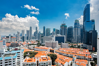 蓝天下的新加坡城市天际线景观。商业区和唐人街区。城市摩天大楼展现了城市景观