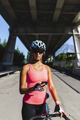 运动女性，智能手机和公路自行车