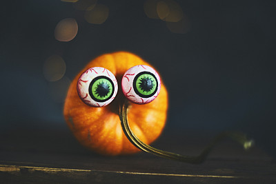 可爱的万圣节南瓜，幽灵般的眼球和南瓜干鼻子
