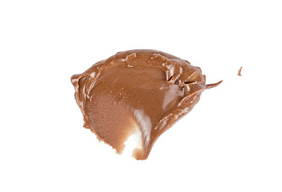 热融化的牛奶巧克力孤立在白色背景。剪切路径。