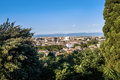 通过一个观察点俯瞰罗马城