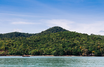 苏梅岛附近的Koh Tean小岛的蓝色海水和蓝天