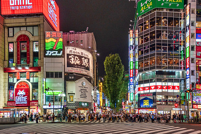 日本东京新宿歌舞伎町红灯区的街景