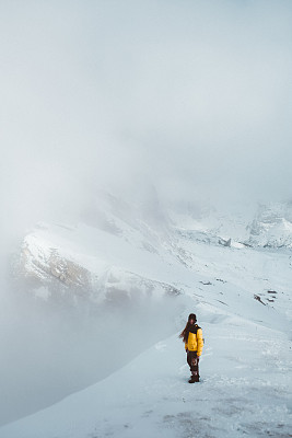 在Dolomites，妇女呆在下雪的Seceda山附近