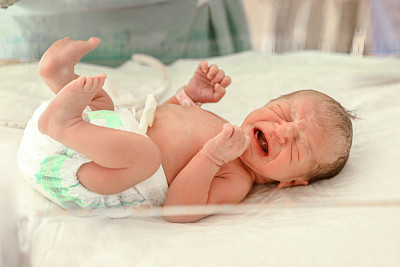 刚出生的孩子几秒几分钟后就出生了。