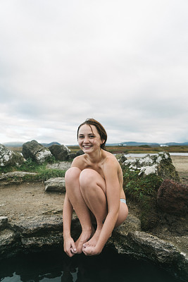 在冰岛的热水池里游泳的女人
