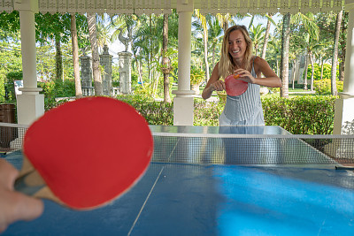 人们在度假胜地打乒乓球消遣和享受假期的个人观点
