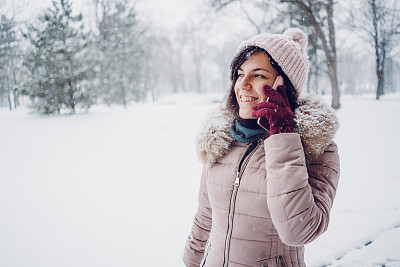 一个女人在雪地里打电话