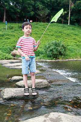 孩子们在小溪边钓鱼