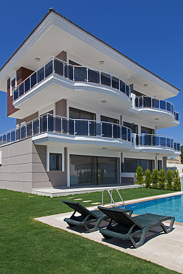 现代设计的带游泳池和露台的豪华别墅，空前院的度假屋或度假别墅为大家庭