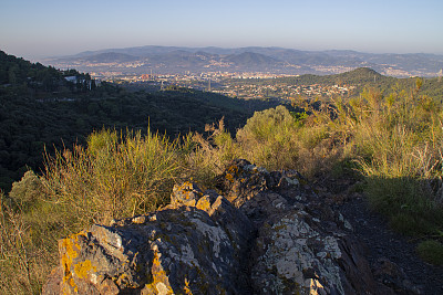 从巴塞罗那Collserola山脉看Llobregat山谷