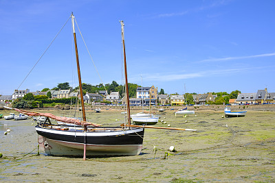 法国布列塔尼粉红色花岗岩海岸圣古雷港的布列塔尼传统帆船