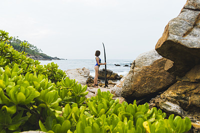 女冲浪者在海滩放松