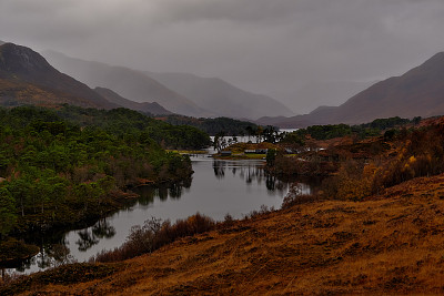 亚弗里克峡谷，雨，苏格兰高地