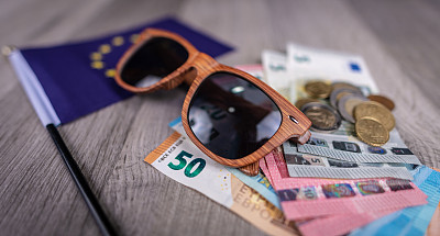 欧洲旅行货币(欧元)与太阳镜