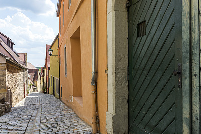 德国陶博河畔罗滕堡小镇狭窄的街道和房屋