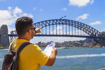 游客在悉尼海港大桥