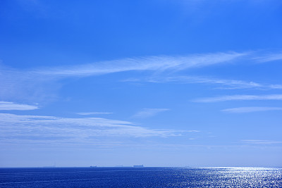 太阳在晴朗的天空下照耀着灿烂的海面