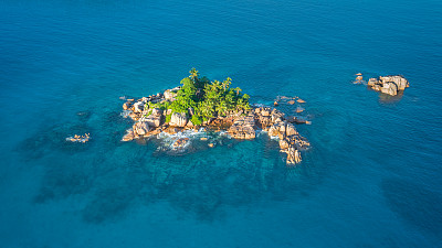 热带岛屿与海洋和棕榈从无人机。塞舌尔航空照片。圣皮埃尔岛