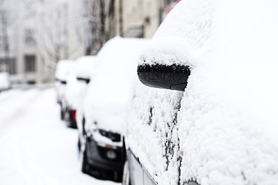 白雪覆盖的面目全非的汽车