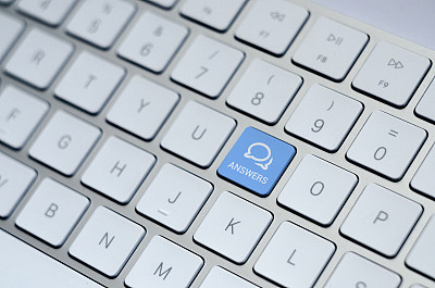 答案图标概念上的蓝色键盘按钮