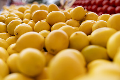 新鲜柠檬在农贸市场出售