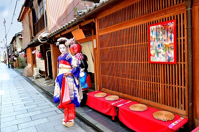 日本女人穿着舞子服装站在京都祗园街