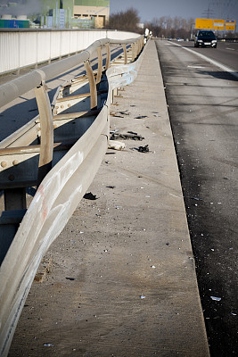 高速公路上的防撞护栏被损坏