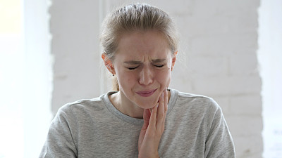 牙痛，年轻女子牙痛的牙龈