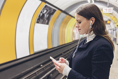 一个年轻女子在地铁里用手机