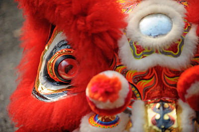 舞狮头是红色的