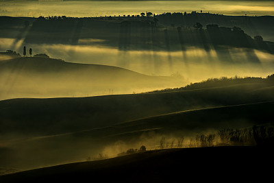 在欧洲意大利托斯卡纳，日出与光线在薄雾山谷