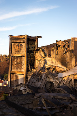 加州马里布:伍尔西火灾余波:燃烧的瓦砾