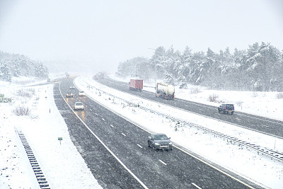 冬季暴风雪期间高速公路上的交通