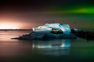 浮冰在Jökulsárlón冰川泻湖冰岛夜间