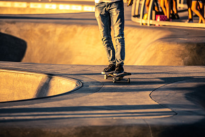 溜冰者在威尼斯海滩滑板公园-洛杉矶-美国