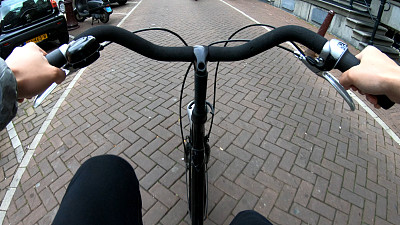 在荷兰阿姆斯特丹骑自行车