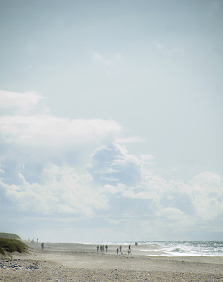 夏日里北海宽阔的海滩上美丽如画的景色