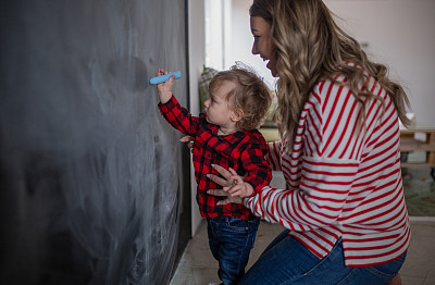 mother work´s and play with her child