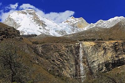 剥皮山和瀑布——布兰卡·科迪拉·瓦拉兹、阿卡什、秘鲁