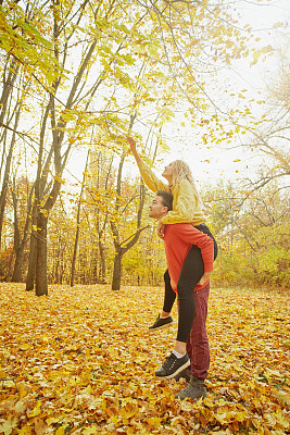 在秋天的森林里相爱的年轻情侣