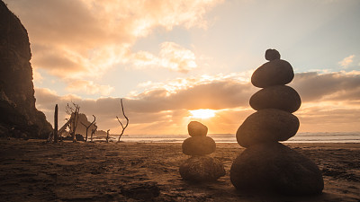 日落时分，卵石滩上平衡的石头。