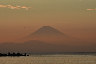 富士山黄昏:从神奈川县三浦半岛看