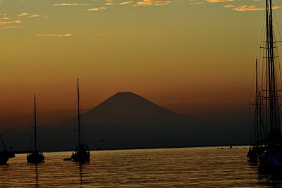 富士山黄昏:从神奈川县三浦半岛看