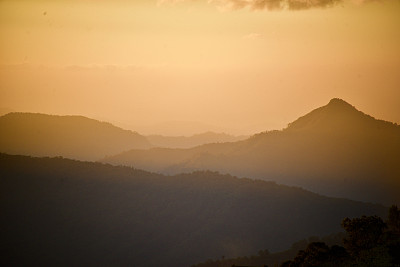 Aizawl，米佐拉姆落日在起伏的山丘和山脉