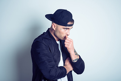 身穿短夹克的反叛青年的肖像 身穿短夹克的反叛青年的肖像