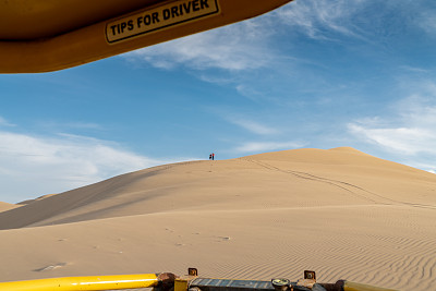 秘鲁瓦卡奇纳沙滩上的沙滩车